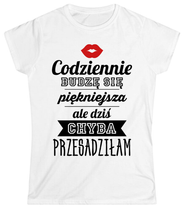 CODZIENNIE BUDZĘ SIĘ PIĘKNIEJSZA ALE DZIŚ CHYBA PRZESADZIŁAM - śmieszna koszulka damska z nadrukiem. Prezent na urodziny święta walentynki dzień kobiet dzień mamy.