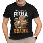 WŁADCA FOTELA MISTRZ OPOWIEŚCI ARCYMISTRZ ROZPIESZCZANIA POGROMCA USTEREK JAM JEST DZIADEK - koszulka męska z nadrukiem na dzień dziadka. Prezent dla dziadka.