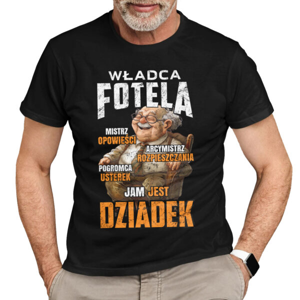WŁADCA FOTELA MISTRZ OPOWIEŚCI ARCYMISTRZ ROZPIESZCZANIA POGROMCA USTEREK JAM JEST DZIADEK - koszulka męska z nadrukiem na dzień dziadka. Prezent dla dziadka.