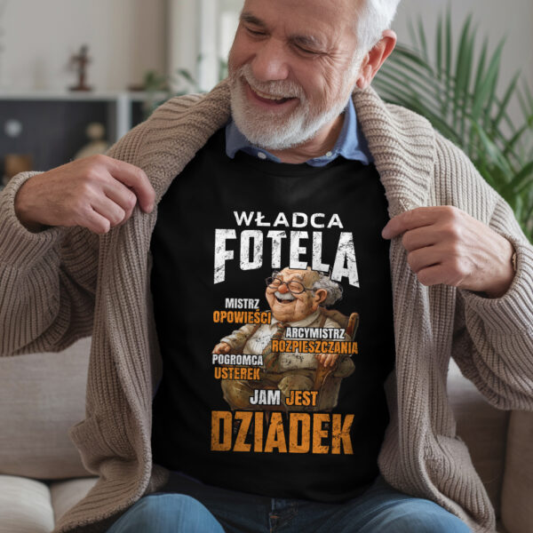 WŁADCA FOTELA MISTRZ OPOWIEŚCI ARCYMISTRZ ROZPIESZCZANIA POGROMCA USTEREK JAM JEST DZIADEK - koszulka męska z nadrukiem na dzień dziadka. Prezent dla dziadka.