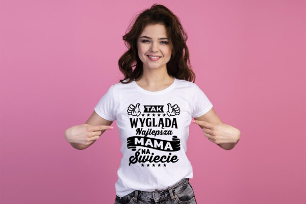 TAK WYGLĄDA NAJLEPSZA MAMA NA ŚWIECIE - koszulka damska z nadrukiem. Prezent na dzień mamy, urodziny, święta walentynki dzień kobiet.