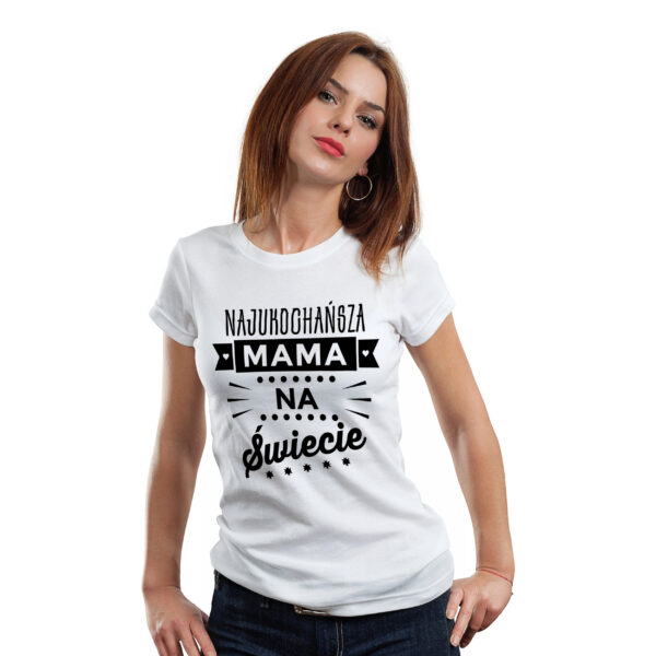NAJUKOCHAŃSZA MAMA NA ŚWIECIE - koszulka damska z nadrukiem. Prezent na dzień mamy, urodziny, święta walentynki dzień kobiet.