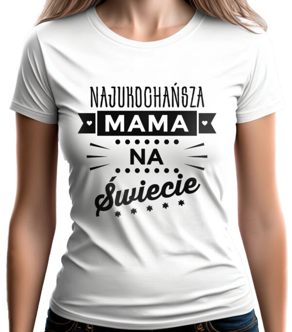 NAJUKOCHAŃSZA MAMA NA ŚWIECIE - koszulka damska z nadrukiem. Prezent na dzień mamy, urodziny, święta walentynki dzień kobiet.