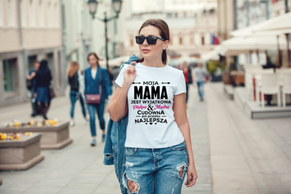 MOJA MAMA JEST WYJĄTKOWA PIĘKNA MĄDRA CUDOWNA PO PROSTU NAJLEPSZA - koszulka damska z nadrukiem. Prezent na dzień mamy, urodziny, święta walentynki dzień kobiet.