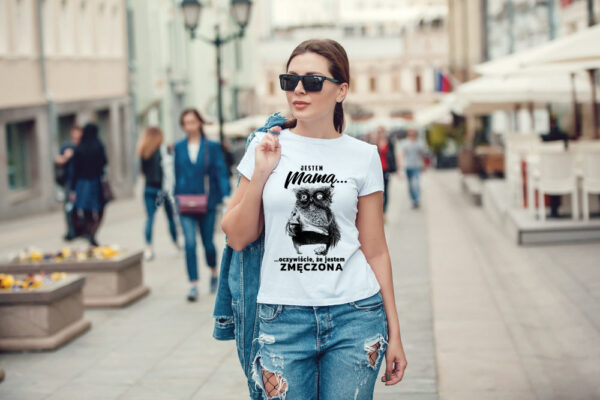 JESTEM MAMĄ OCZYWIŚCIE ŻE JESTEM ZMĘCZONA - koszulka damska z nadrukiem. Prezent na dzień mamy, urodziny, święta walentynki dzień kobiet.