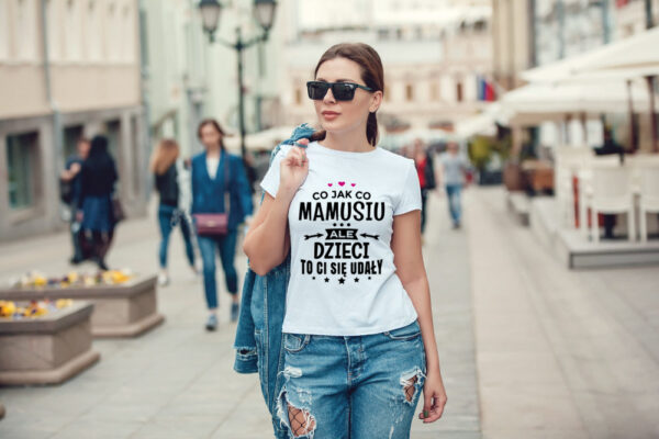 CO JAK CO MAMUSIU ALE DZIECI TO CI SIĘ UDAŁY - koszulka damska z nadrukiem. Prezent na dzień mamy, urodziny, święta walentynki dzień kobiet.