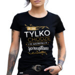 A JA TYLKO CHODZĘ I PO WSZYSTKICH SPRZĄTAM - koszulka damska z nadrukiem. Prezent na dzień mamy, urodziny, święta walentynki dzień kobiet.