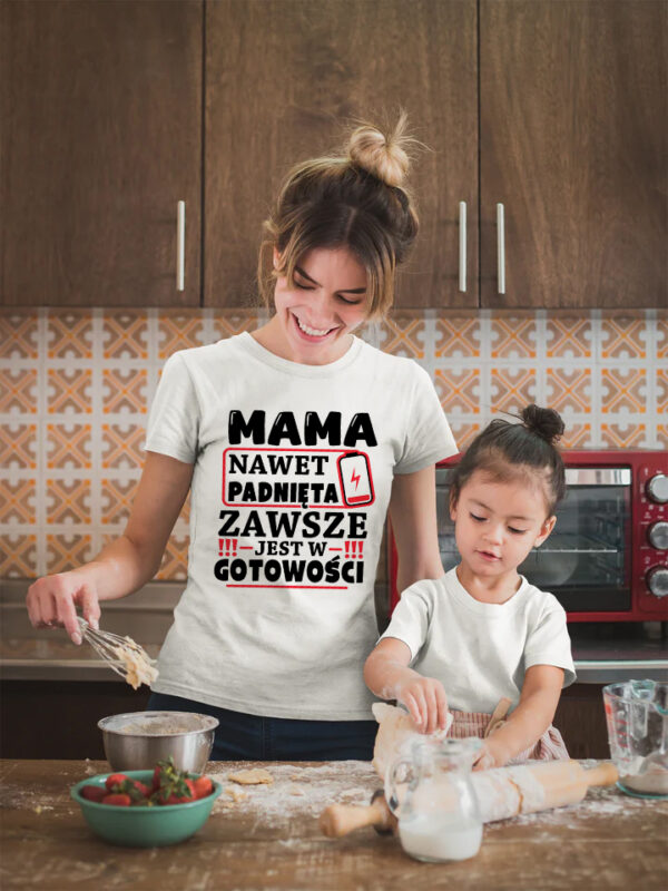 MAMA ZAWSZE JEST W GOTOWOŚCI - koszulka damska z nadrukiem. Prezent na dzień mamy, urodziny, święta walentynki dzień kobiet.