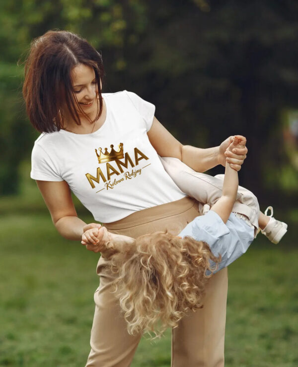 MAMA KRÓLOWA RODZINY - koszulka damska z nadrukiem. Prezent na dzień mamy, urodziny, święta walentynki dzień kobiet.