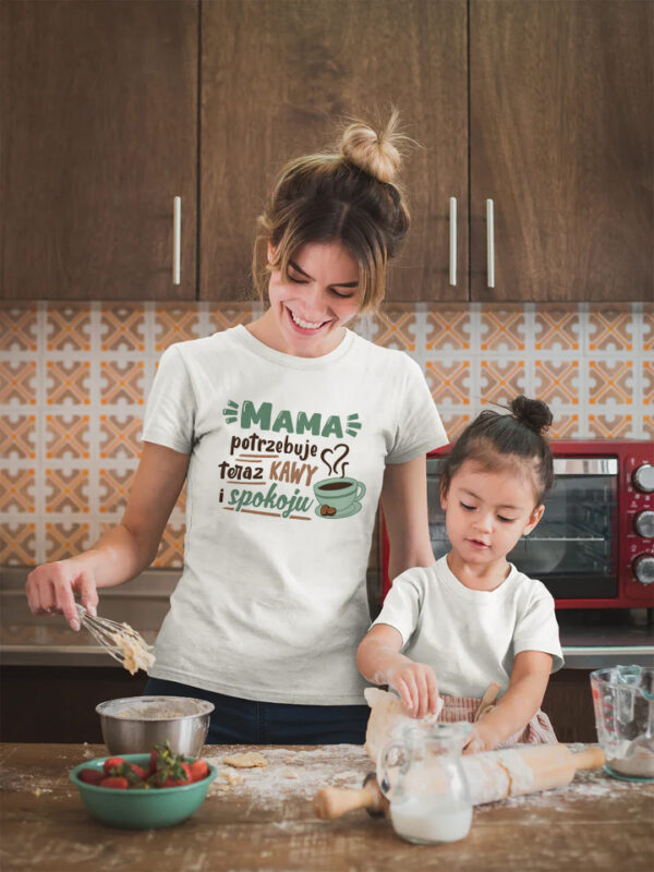 MAMA POTRZEBUJE KAWY I SPOKOJU - Koszulka damska z nadrukiem. Prezent na dzień mamy, urodziny, święta walentynki dzień kobiet.