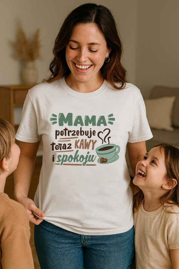 MAMA POTRZEBUJE KAWY I SPOKOJU - Koszulka damska z nadrukiem. Prezent na dzień mamy, urodziny, święta walentynki dzień kobiet.
