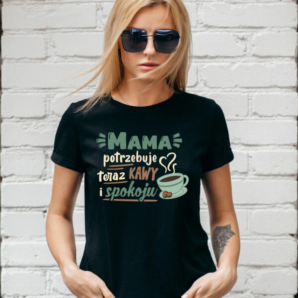 MAMA POTRZEBUJE KAWY I SPOKOJU - Koszulka damska z nadrukiem. Prezent na dzień mamy, urodziny, święta walentynki dzień kobiet.