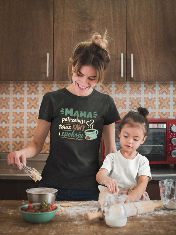 MAMA POTRZEBUJE KAWY I SPOKOJU - Koszulka damska z nadrukiem. Prezent na dzień mamy, urodziny, święta walentynki dzień kobiet.