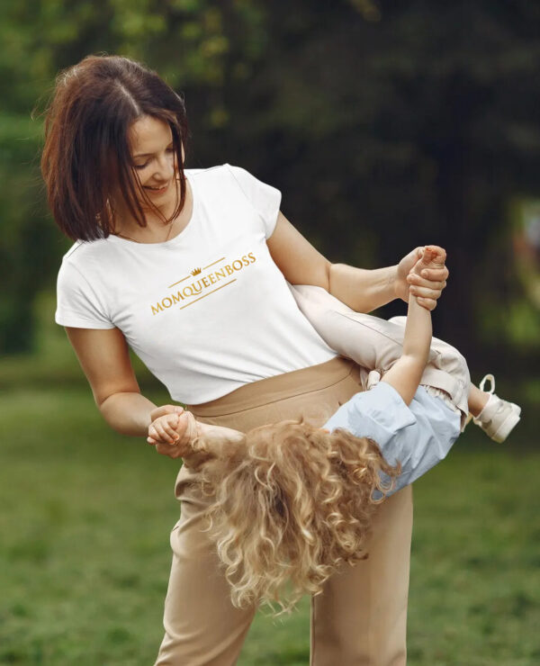 KOSZULKA MOM QUEEN BOSS- Koszulka damska z nadrukiem. Prezent na dzień mamy, urodziny, święta walentynki dzień kobiet.