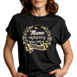 MAMA NAJLEPSZY TYTUŁ JAKI ZDOBYŁAM - Koszulka damska z nadrukiem. Prezent na dzień mamy, urodziny, święta walentynki dzień kobiet.