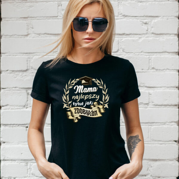 MAMA NAJLEPSZY TYTUŁ JAKI ZDOBYŁAM - Koszulka damska z nadrukiem. Prezent na dzień mamy, urodziny, święta walentynki dzień kobiet.