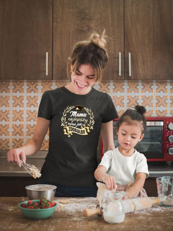 MAMA NAJLEPSZY TYTUŁ JAKI ZDOBYŁAM - Koszulka damska z nadrukiem. Prezent na dzień mamy, urodziny, święta walentynki dzień kobiet.