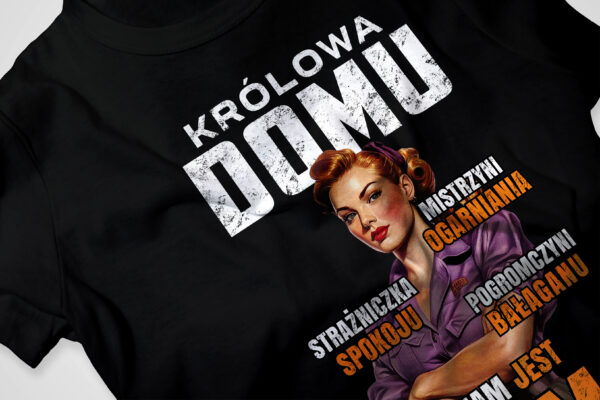 KOSZULKA KRÓLOWA DOMU MISTRZYNI OGARNIANIA STRAŻNICZKA SPOKOJU POGROMCZYNI BAŁAGANU JAM JEST MAMA - Koszulka damska z nadrukiem. Prezent na dzień mamy, urodziny, święta walentynki dzień kobiet.