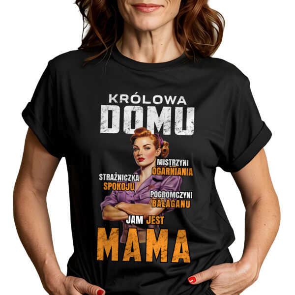 KOSZULKA KRÓLOWA DOMU MISTRZYNI OGARNIANIA STRAŻNICZKA SPOKOJU POGROMCZYNI BAŁAGANU JAM JEST MAMA - Koszulka damska z nadrukiem. Prezent na dzień mamy, urodziny, święta walentynki dzień kobiet.