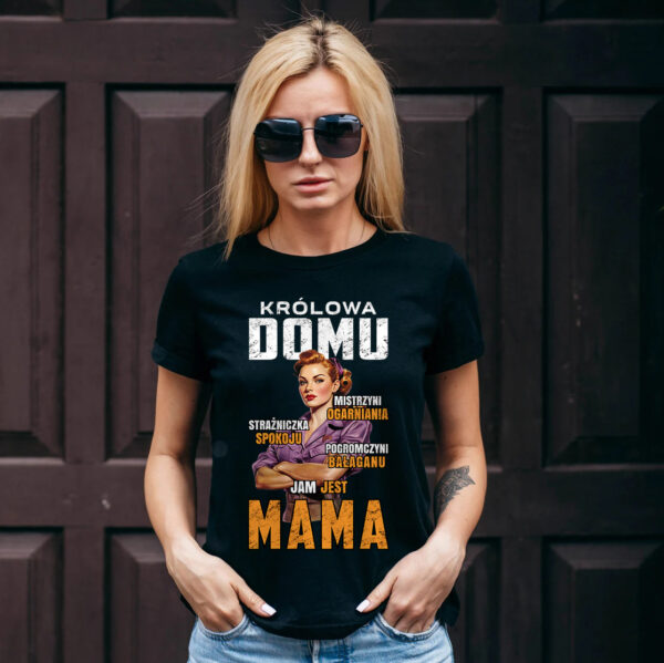 KOSZULKA KRÓLOWA DOMU MISTRZYNI OGARNIANIA STRAŻNICZKA SPOKOJU POGROMCZYNI BAŁAGANU JAM JEST MAMA - Koszulka damska z nadrukiem. Prezent na dzień mamy, urodziny, święta walentynki dzień kobiet.
