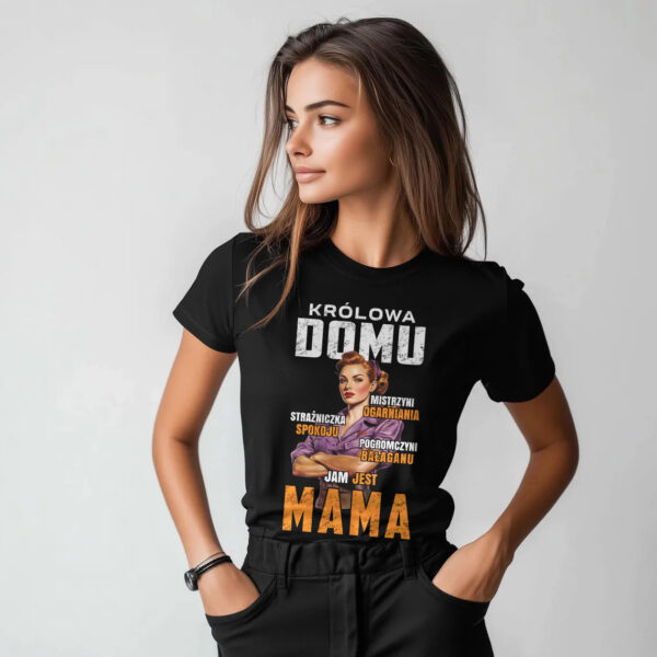 KOSZULKA KRÓLOWA DOMU MISTRZYNI OGARNIANIA STRAŻNICZKA SPOKOJU POGROMCZYNI BAŁAGANU JAM JEST MAMA - Koszulka damska z nadrukiem. Prezent na dzień mamy, urodziny, święta walentynki dzień kobiet.