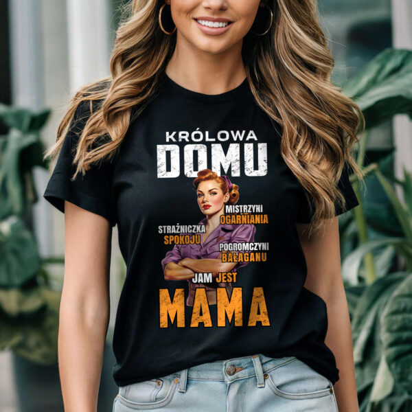 KOSZULKA KRÓLOWA DOMU MISTRZYNI OGARNIANIA STRAŻNICZKA SPOKOJU POGROMCZYNI BAŁAGANU JAM JEST MAMA - Koszulka damska z nadrukiem. Prezent na dzień mamy, urodziny, święta walentynki dzień kobiet.