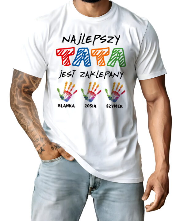 Koszulka z nadrukiem „Najlepszy tata jest zaklepany” rączki z imionami dzieci – prezent na Dzień Ojca