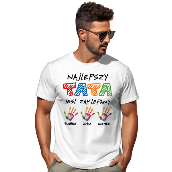 Koszulka z nadrukiem „Najlepszy tata jest zaklepany” rączki z imionami dzieci – prezent na Dzień Ojca