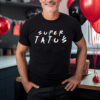 Koszulka „SUPER TATUŚ” z logo w stylu Friends – prezent dla taty