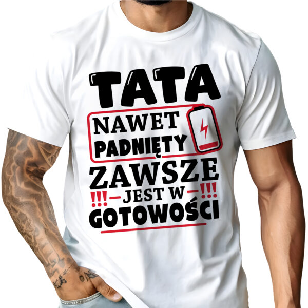 Koszulka z nadrukiem „Tata nawet padnięty zawsze jest w gotowości” – prezent dla taty
