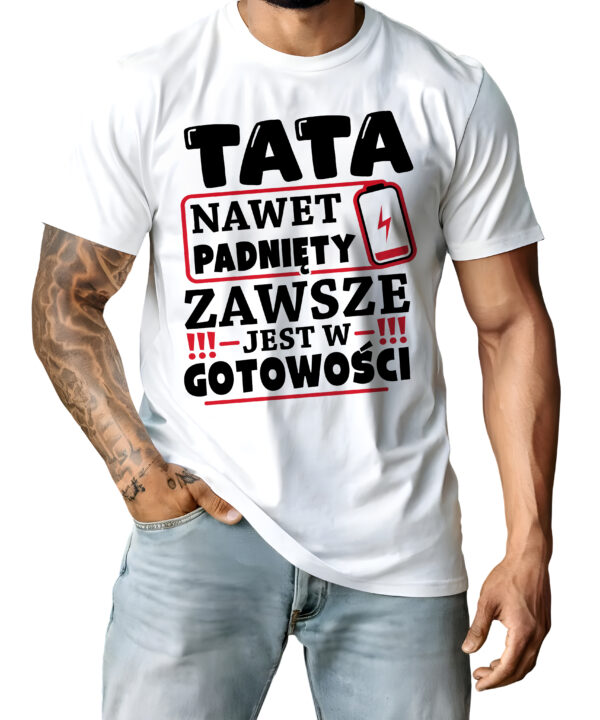 Koszulka z nadrukiem „Tata nawet padnięty zawsze jest w gotowości” – prezent dla taty