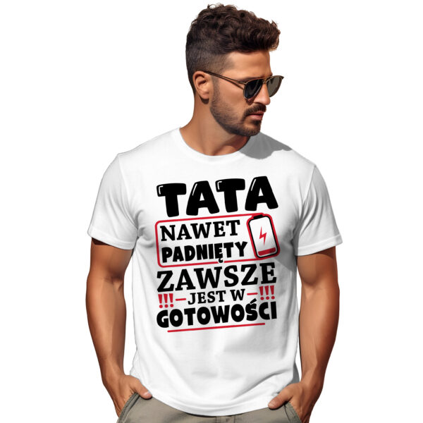 Koszulka z nadrukiem „Tata nawet padnięty zawsze jest w gotowości” – prezent dla taty