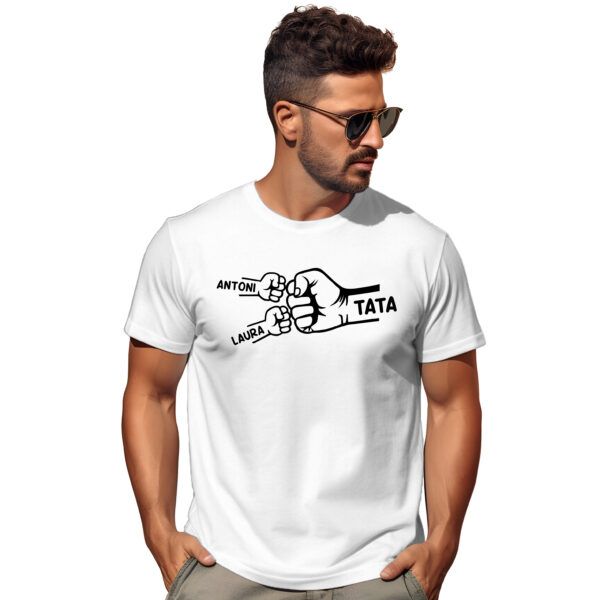 Koszulka z nadrukiem zaciśniętych rączek taty i dzieci robiących żółwika – personalizowana z imionami dzieci