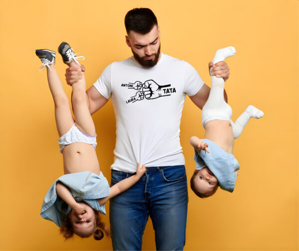 Koszulka z nadrukiem zaciśniętych rączek taty i dzieci robiących żółwika – personalizowana z imionami dzieci