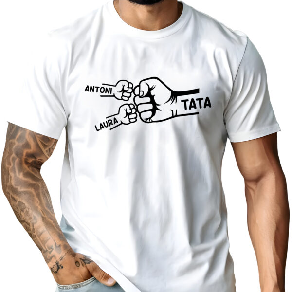 Koszulka z nadrukiem zaciśniętych rączek taty i dzieci robiących żółwika – personalizowana z imionami dzieci