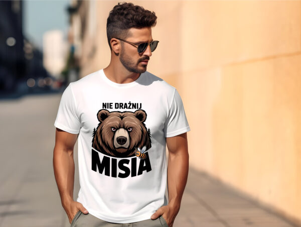 Koszulka z nadrukiem „NIE DRAŻNIJ MISIA” i grafiką głowy misia – zabawny t‑shirt