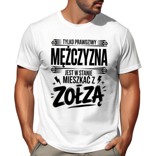 Koszulka z nadrukiem „Tylko prawdziwy mężczyzna jest w stanie mieszkać z zołzą” – śmieszny prezent