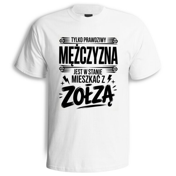 Koszulka z nadrukiem „Tylko prawdziwy mężczyzna jest w stanie mieszkać z zołzą” – śmieszny prezent