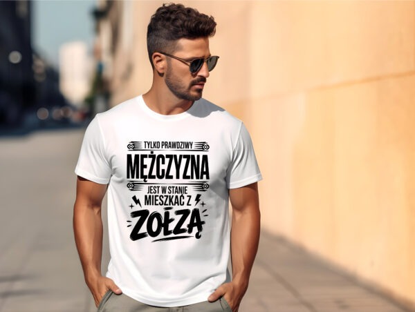 Koszulka z nadrukiem „Tylko prawdziwy mężczyzna jest w stanie mieszkać z zołzą” – śmieszny prezent