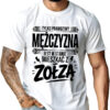 Koszulka z nadrukiem „Tylko prawdziwy mężczyzna jest w stanie mieszkać z zołzą” – śmieszny prezent