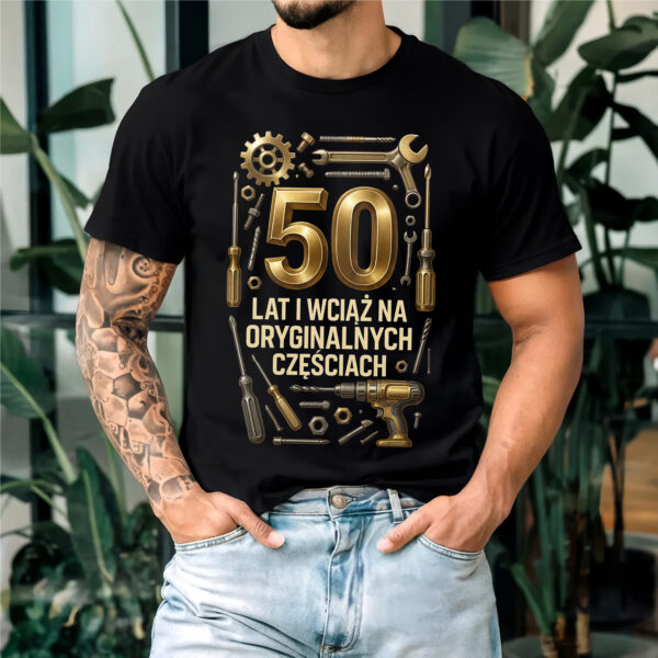 Koszulka z nadrukiem „50 lat i wciąż na oryginalnych częściach” – prezent na 50 urodziny