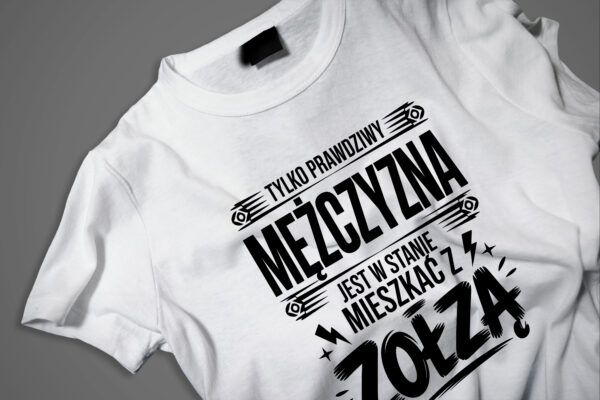 Koszulka z nadrukiem „Tylko prawdziwy mężczyzna jest w stanie mieszkać z zołzą” – śmieszny prezent